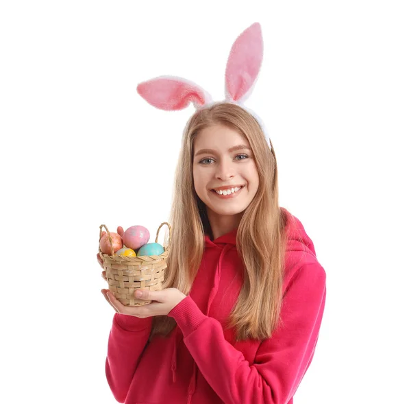 Молода Жінка Вухах Кролика Кошиком Великодніх Яєць Білому Тлі — стокове фото