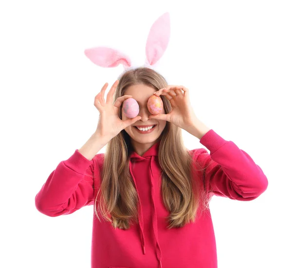 Молода Жінка Вухах Кролика Великодніми Яйцями Білому Тлі — стокове фото
