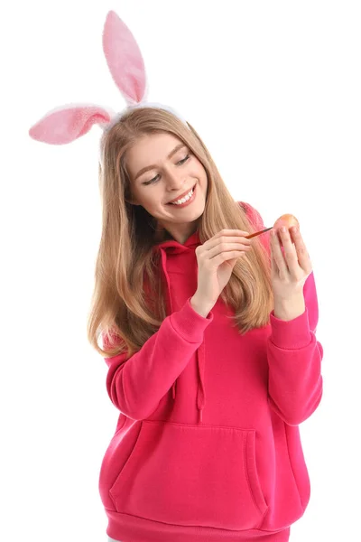 Mujer Joven Orejas Conejo Pintando Huevo Pascua Sobre Fondo Blanco — Foto de Stock