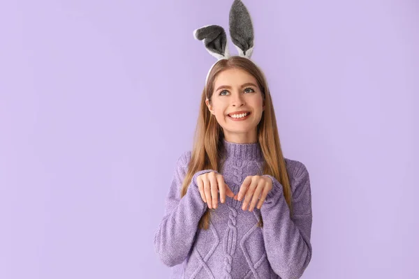 Giovane Donna Orecchie Coniglio Sfondo Lilla Celebrazione Pasqua — Foto Stock