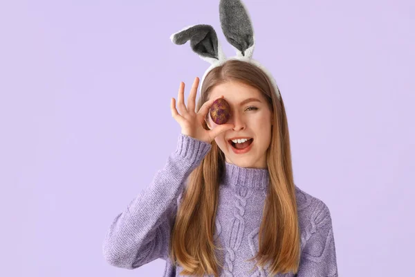 Mladá Žena Králičí Uši Velikonočním Vejcem Šeříkovém Pozadí — Stock fotografie