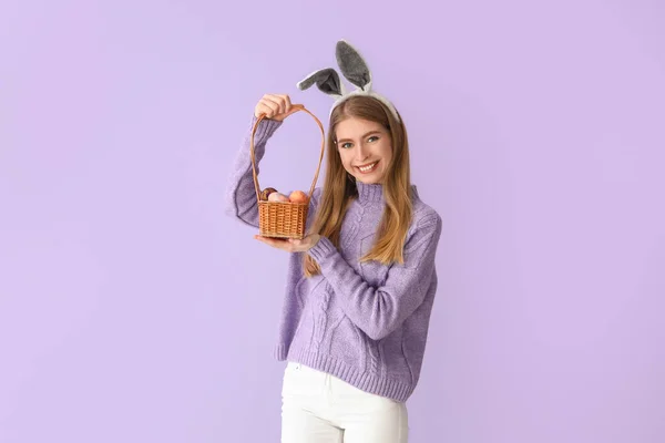 Mujer Joven Orejas Conejo Con Cesta Huevos Pascua Sobre Fondo — Foto de Stock