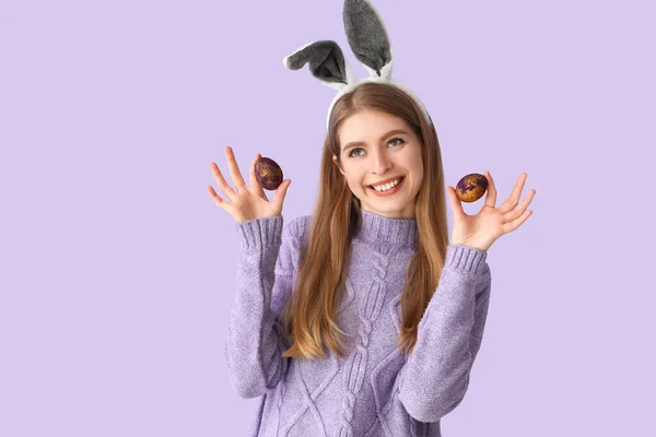 Mujer Joven Orejas Conejo Con Huevos Pascua Sobre Fondo Lila — Foto de Stock