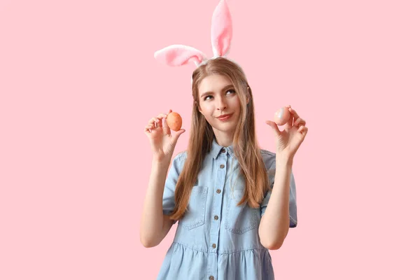 Молода Жінка Вухах Кролика Великодніми Яйцями Рожевому Фоні — стокове фото