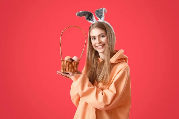 Молода Жінка Вухах Кролика Кошиком Великодніх Яєць Червоному Тлі — стокове фото