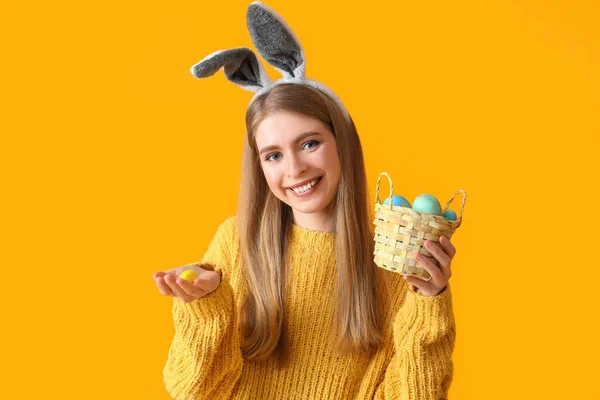 Молода Жінка Вухах Кролика Кошиком Великодніх Яєць Жовтому Фоні — стокове фото