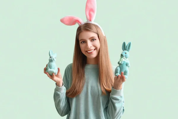 Молода Жінка Кролячих Вухах Великодніми Кроликами Зеленому Фоні — стокове фото