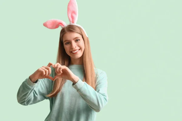 Молода Жінка Кролячих Вухах Зеленому Тлі Великоднє Святкування — стокове фото