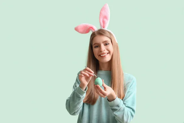 Молодая Женщина Кроличьи Уши Картина Пасхальное Яйцо Зеленом Фоне — стоковое фото