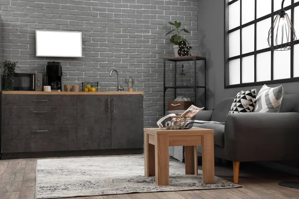 Interior Cocina Moderna Con Sofá Negro Mostradores — Foto de Stock