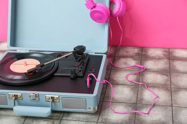 Record Player Vinyl Disk Headphones Table Pink Wall Closeup — Stock Photo, Image