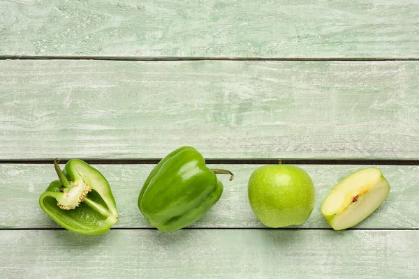 Sammansättning Med Grön Paprika Och Äpple Färg Trä Bakgrund — Stockfoto