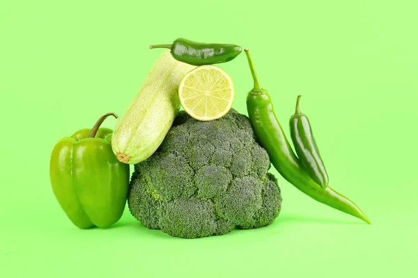 Skład Różnymi Zielonymi Warzywami Zielonym Tle — Zdjęcie stockowe