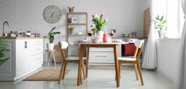 Açık mutfakta romantik bir akşam yemeği için servis edilen yemek masası