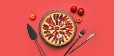 Kırmızı arka planda lezzetli erikli turta.