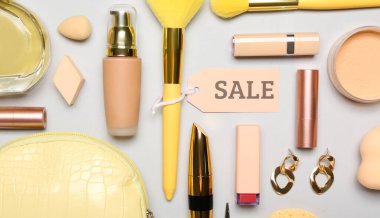 Hafif arkaplanda satılık makyaj malzemeleri ve aksesuarları