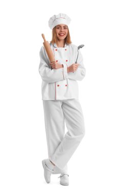 Beyaz arka planda kepçeli ve oklavalı kadın fırıncı