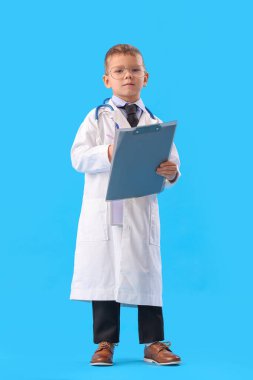 Mavi arka planda panosu olan sevimli küçük bir doktor.