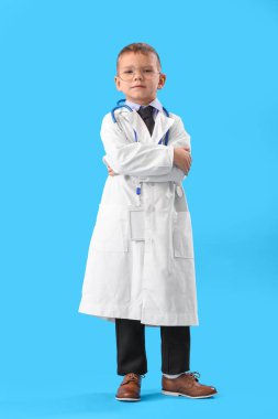 Mavi arka planda gözlüklü şirin bir doktor.