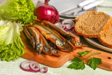 Lezzetli füme kapelin ve yeşil ahşap arka planda sebzeli pano.