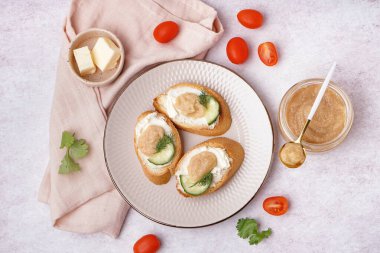 Gri arka planda havyar havyarlı lezzetli kanepeler.