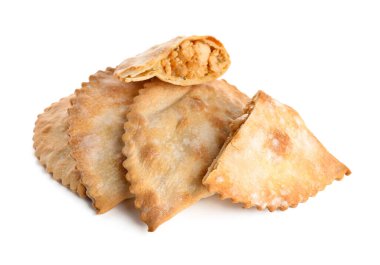 Beyaz arka planda lezzetli et börekleri