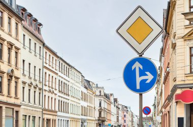 Şehirdeki trafik işaretlerinin görüntüsü, yakın plan