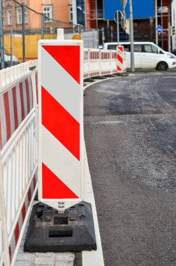 Şehirdeki uyarı levhası görüntüsü, yakın çekim