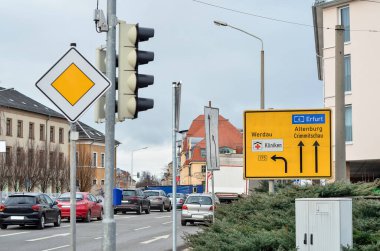 Şehirdeki trafik ışıkları ve ana yol tabelasının görüntüsü
