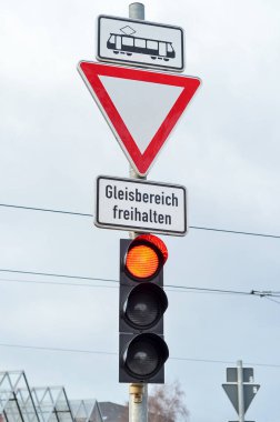 Şehirdeki trafik ışıklarının görüntüsü, yakın plan