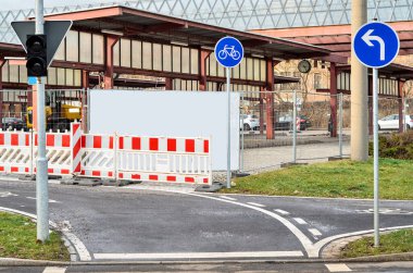 Trafik ışıkları ve tabelalarıyla şehir caddesi manzarası