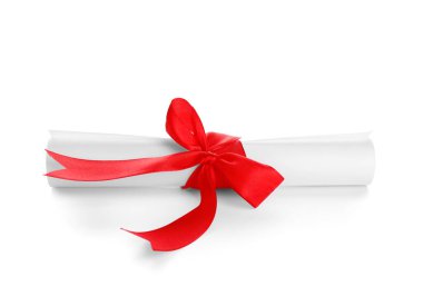 Beyaz arka plan üzerinde izole kırmızı kurdele ile Diploma