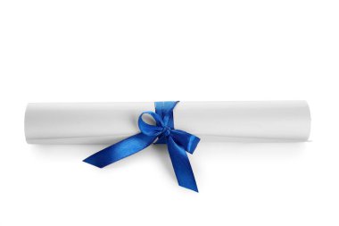 Beyaz arka planda mavi kurdeleli diploma