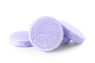 Beyaz arkaplanda ayrıştırılmış leylak çözünür tabletler