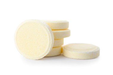 Beyaz arkaplanda izole edilmiş sarı çözünür tabletler