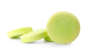 Beyaz arkaplanda yeşil çözünür tabletler