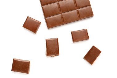 Beyaz arka plan üzerinde izole lezzetli çikolata parçaları