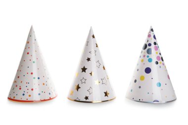 Beyaz arka planda parti konisi şapkaları
