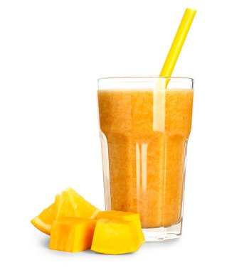 Beyaz arka planda izole edilmiş bir bardak sağlıklı meyve püresi ve malzeme.