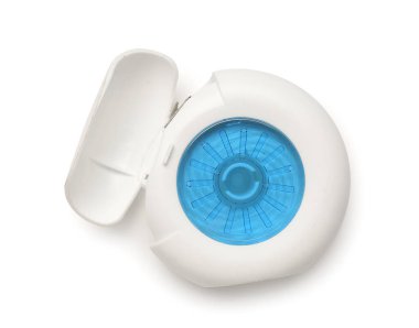 Beyaz arkaplanda diş ipi olan vaka izole edildi