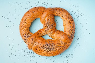 Renkli arkaplanda haşhaş tohumlu lezzetli kraker.