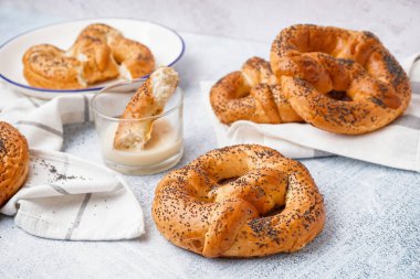 Hafif arka planda lezzetli krakerler ve yoğunlaştırılmış süt