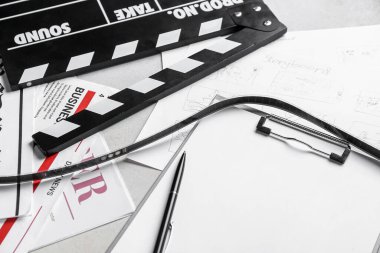 Arkaplanda film, gazete ve film alkışları olan bir pano
