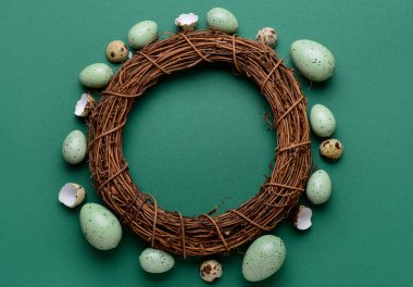 Yeşil arka planda Paskalya yumurtaları bulunan çelenkten yapılmış çerçeve