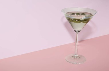 Renkli zeytinli bir bardak martini.