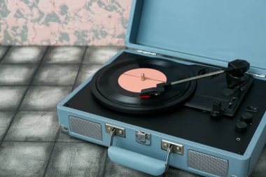 Grunge duvarının yanındaki masada vinil diski olan kayıt çalar, kapat
