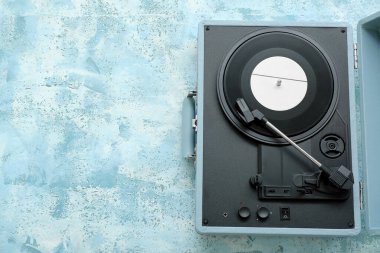 Grunge arka planında vinil diski olan kayıt oynatıcı