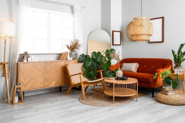 Yeşil ev bitkileriyle eko tarzı modern odanın içi