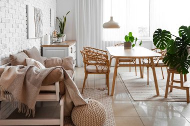 Modern yemek odasının içinde yeşil bitkiler var.