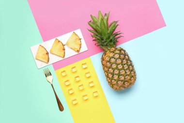 Renkli arkaplanda ananas ve buz küpleriyle kompozisyon